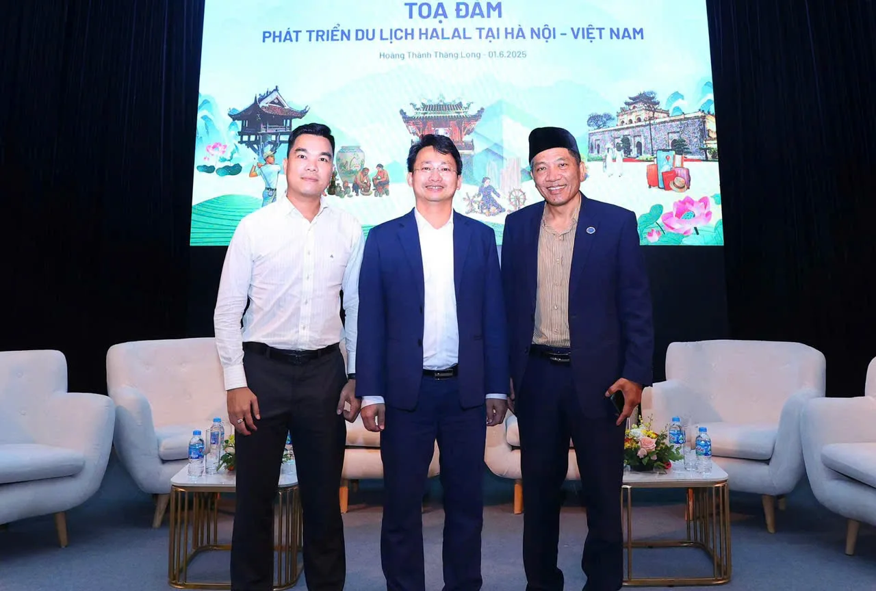 Toạ đàm phát triển du lịch Halal tại Hà Nội — diễn giả trên sân khấu Hoàng Thành Thăng Long