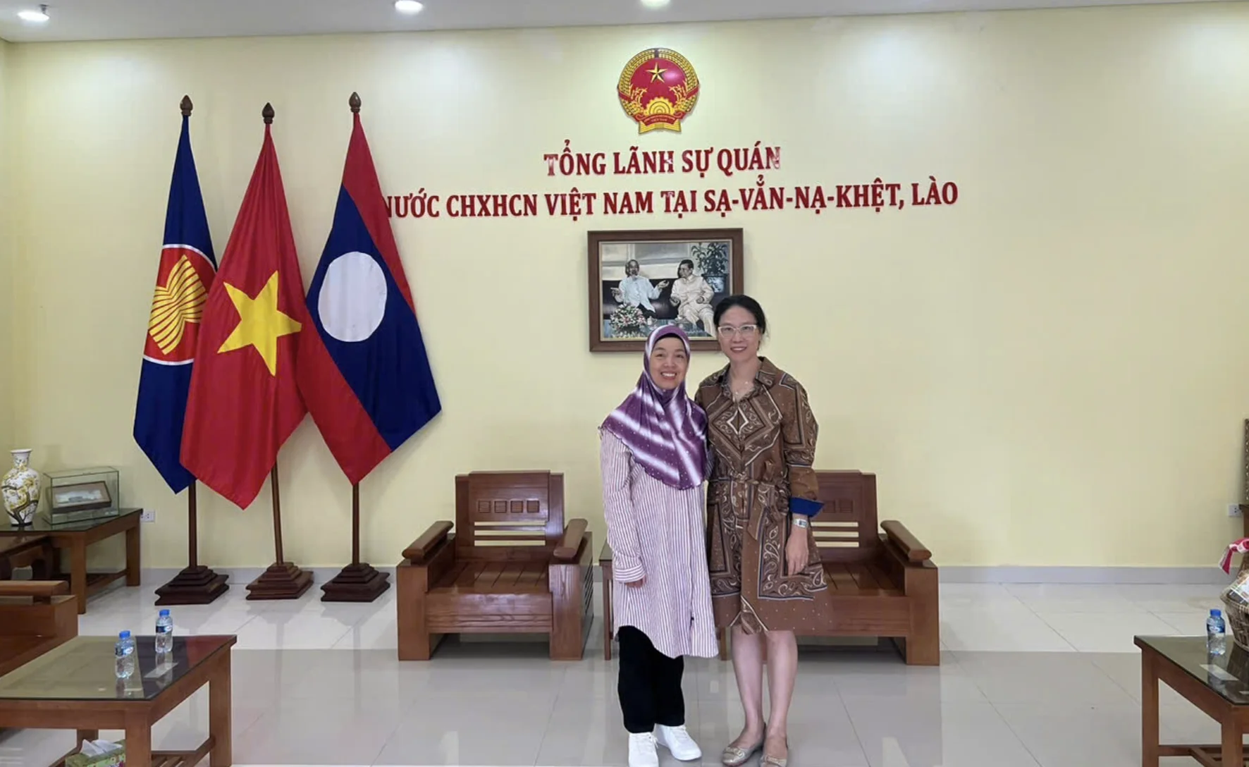 Thăm và làm việc tại Tổng Lãnh sự quán Việt Nam tại Savannakhet, Lào