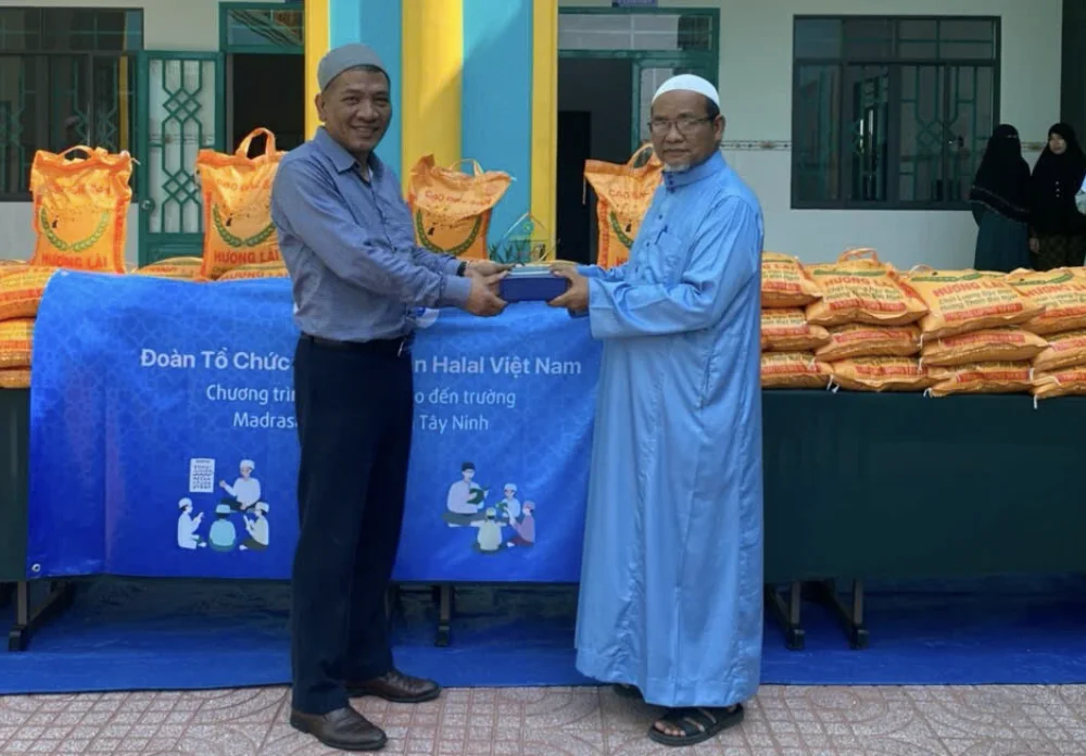 Hoạt động thiện nguyện trao quà tại Madrasah Tây Ninh — cộng đồng Muslim Việt Nam